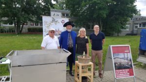 Vor der Bibliothek in Halle-Neustadt – Sieden für die „Leseratten“ der Schulen