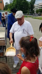 Vor der Bibliothek in Halle-Neustadt – Sieden für die „Leseratten“ der Schulen