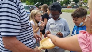 Vor der Bibliothek in Halle-Neustadt – Sieden für die „Leseratten“ der Schulen